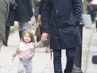 David Beckham caminha com a filha, Harper, em Londres