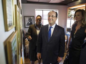 Presidente francês François Hollande e sua companheira Valerie Trierweiler visitam a casa de Nelson Mandela que foi transformado em museu na África do Sul (Foto: Fred Dufour/ Reuters) Presidente francês François Hollande e sua companheira Valerie Trierweiler visitam a casa de Nelson Mandela que foi transformado em museu na África do Sul (Foto: Fred Dufour/ Reuters)