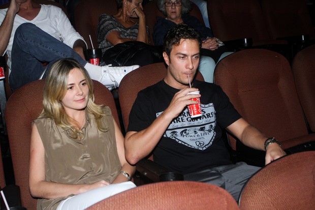 Gabriel Braga Nunes acompanhado em pre-estreia de filme no Rio (Foto: Raphael Mesquita/ Foto Rio News)