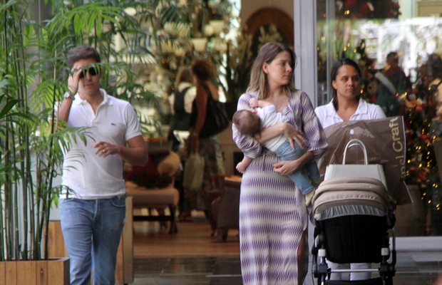 Luma Costa passeia com o filho e marido no shopping (Foto: Daniel Delmiro / AgNews)