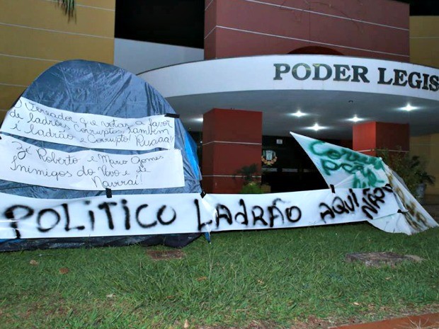 População fez protesto contra vereadores em frente ao prédio do Legislativo de Naviraí (Foto: Umberto Zum/ Ta na Mídia Naviraí)