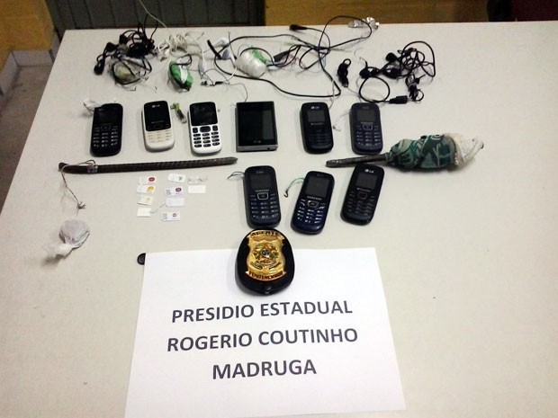 Armas artesanais, telefones celulares e outros objetos foram encontrados durante revista na ala B do Presídio Rogério Coutinho Madruga da Grande Natal (Foto: Osvaldo Júnior Rossato)