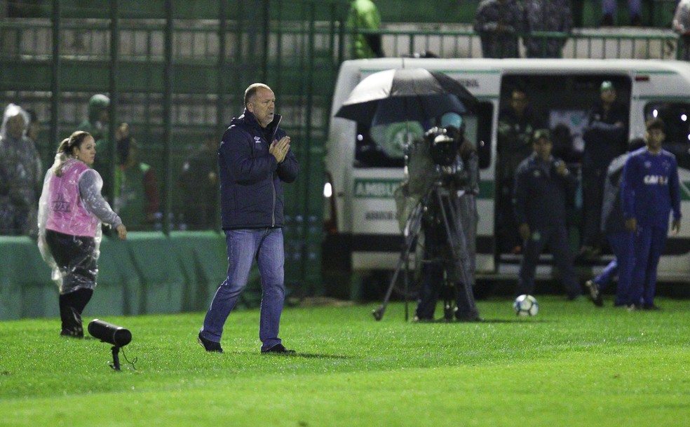 Mano Menezes ficou agitado durante o duelo entre Chapecoense e Cruzeiro pelas oitavas de final da Copa do Brasil (Foto: Marcio Cunha/Light Press)