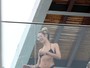Candice Swanepoel exibe boa forma, de biquíni, cinco meses após dar à luz
