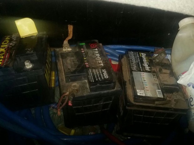 Baterias de carro que seriam revendidas pelos ladrões (Foto: Polícia Militar/Divulgação)