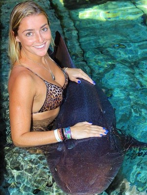 Lorena Molinosa com tubarão erm Cancun (Foto: Reprodução/Facebook)