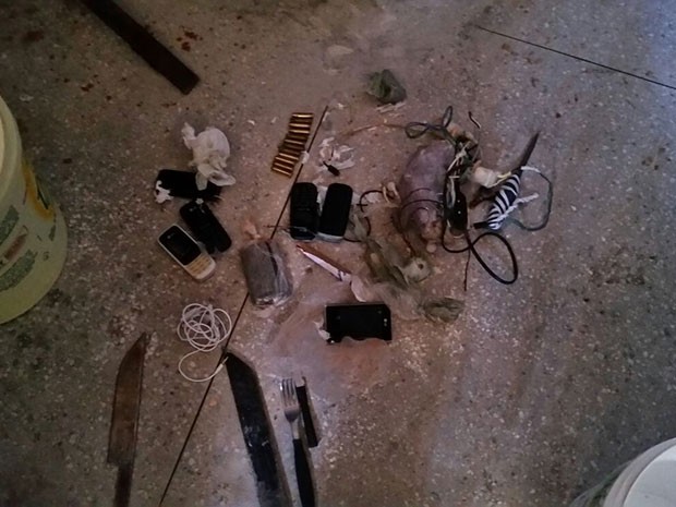 Facas artesanais e celulares também foram encontrados em Alcaçuz (Foto: G1)