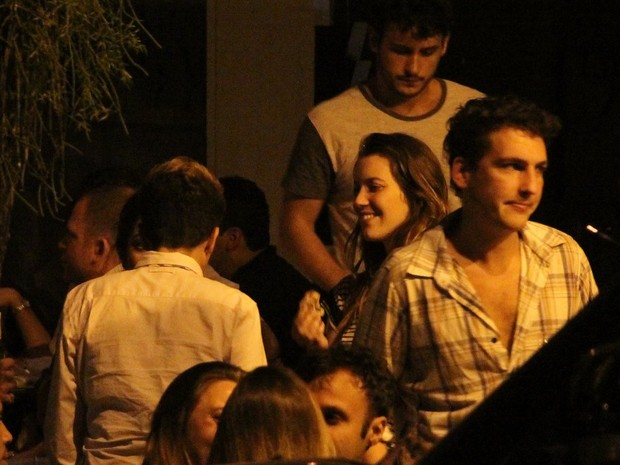 Maria Gadú com Nathalia Dill e seu namorado em bar no Rio (Foto: Rodrigo dos Anjos/ Ag. News)