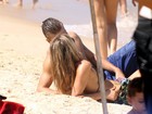 Fernanda Lima e Rodrigo Hilbert namoram em praia do Rio