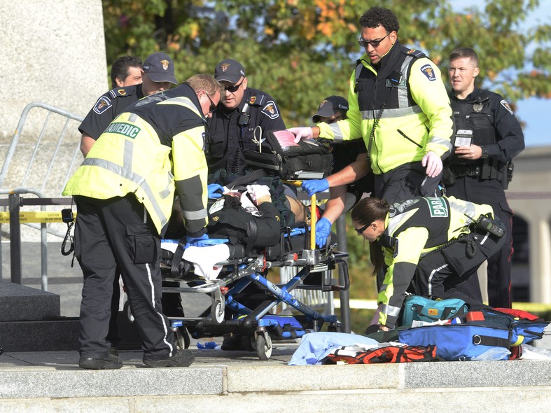 Policiais e médicos atendem soldado ferido durante tiroteio no Memorial de Guerra em Ottawa