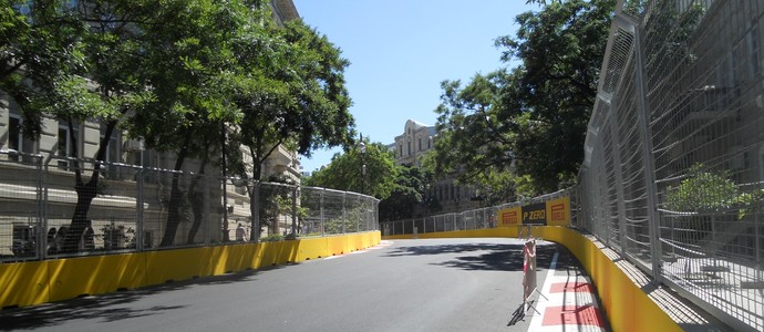 A curva 13, na parte que separa os mais dos menos corajosos, tudo de pé em baixo, muito rápido e sem área de escape Circuito de Baku Azerbaijão Fórmula 1 (Foto: Livio Oricchio)