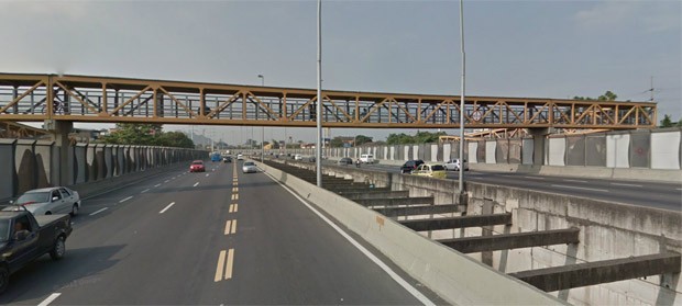 Passarela sobre a Linha Amarela é vista em imagem do Google Street View, antes do acidente que a derrubou sobre as vias (Foto: Reprodução/Google Street View)