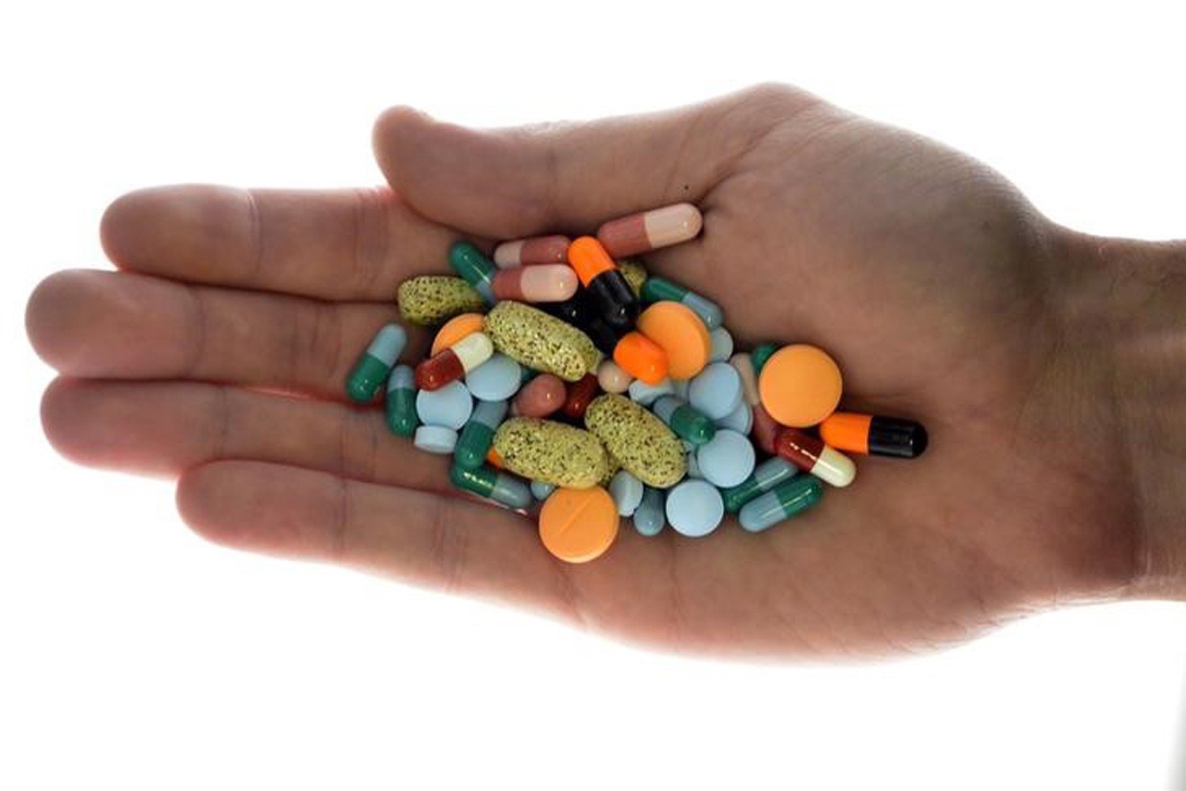  Pesquisa monitorou 7 mil pessoas por pelo menos uma década; imagem mostra mão segurando dezenas de pílulas e comprimidos (Foto: REUTERS/Srdjan Zivulovic)