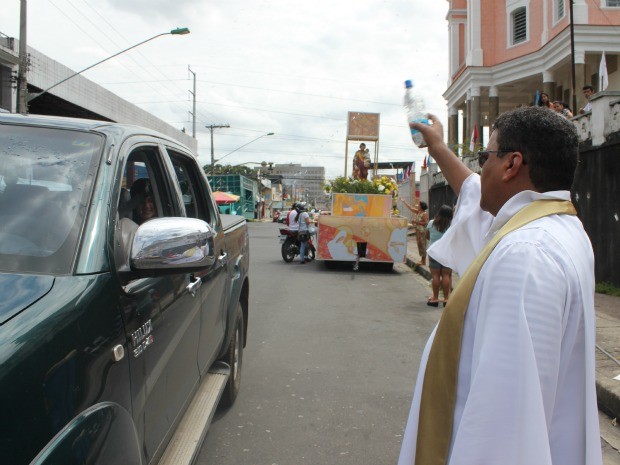 Veículos recebem a tradicional "Benção dos Carros" (Foto: Camila Henriques/G1 AM)