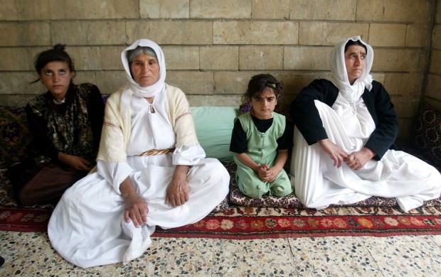 MULHERES DA MINORIA YAZIDI SÃO USADAS COMO ESCRAVAS SEXUAIS (Foto: GETTY IMAGES)