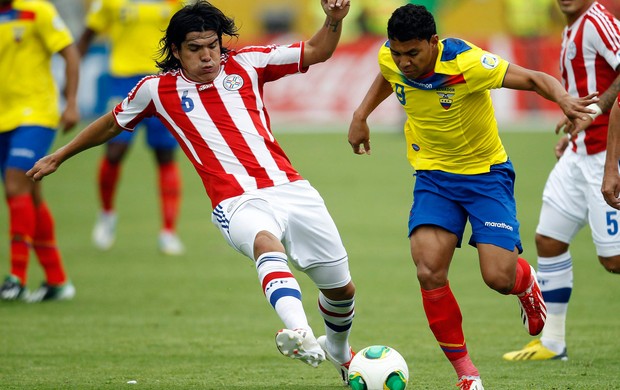 Montero e Oviedo, Equador x Paraguai (Foto: Reuters)