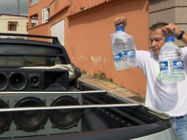 Jornalista passa com carro de som pelas ruas de Elói Mendes pedindo água (Foto: Reprodução EPTV)