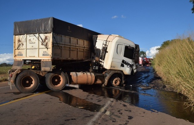 Três pessoas morrem em acidente entre carro e caminhão, na GO-070 em Goiás (Foto: Marcos Felipe/PortalItaberaí)