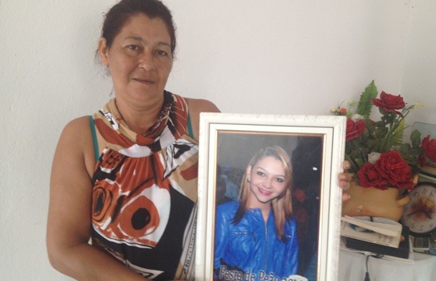 Seir mostra foto da filha, Shayda, encontrada morta em Jaraguá (Foto: Fernanda Borges/G1) Seir mostra foto da filha, Shayda, encontrada morta em Jaraguá (Foto: Fernanda Borges/G1)