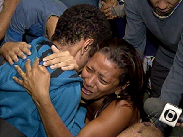 Eliana Batalha mal pôde esperar para abraçar o filho (Foto: Reprodução/TV Liberal)