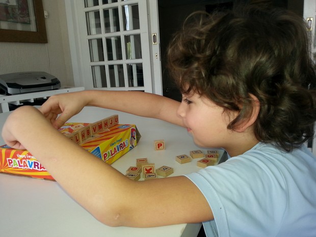 O garoto Allan, que é portador autismo, desenvolveu a fala e outras habilidades com ajuda dos brinquedos educativos (Foto: Leticia Sthefane Roriz Ernica/Arquivo Pessoal) O garoto Allan, que é portador autismo, desenvolveu a fala e outras habilidades com ajuda dos brinquedos educativos (Foto: Leticia Sthefane Roriz Ernica/Arquivo Pessoal)