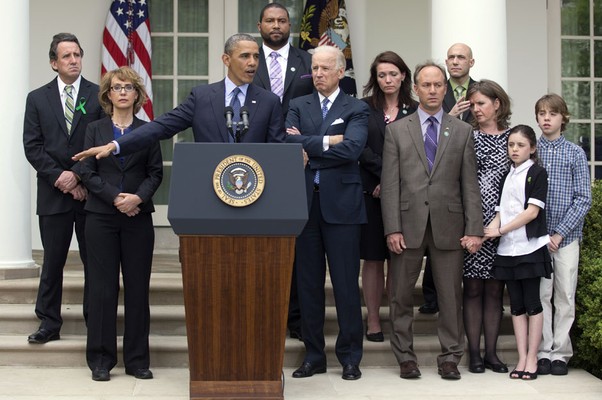 Presidente dos EUA, Barack Obama, fala sobre proposta de controle de armas ao lado de familiares das vítimas de Newtown (Foto: Carolyn Kaster/AP)