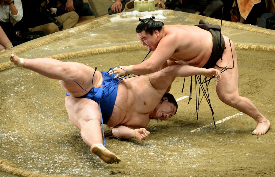 Dois lutadores se enfrentam no Grande Torneio de Sumô, em Tóquio