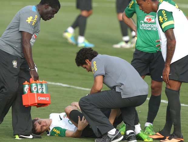 Oscar caído treino Seleção lesão (Foto: Mowa Press)