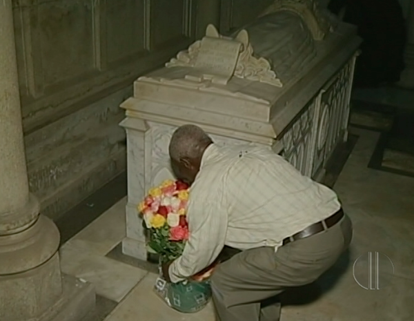 João Paulino depositou 127 flores no túmulo de princesa Isabel (Foto: Reprodução/ Inter TV)