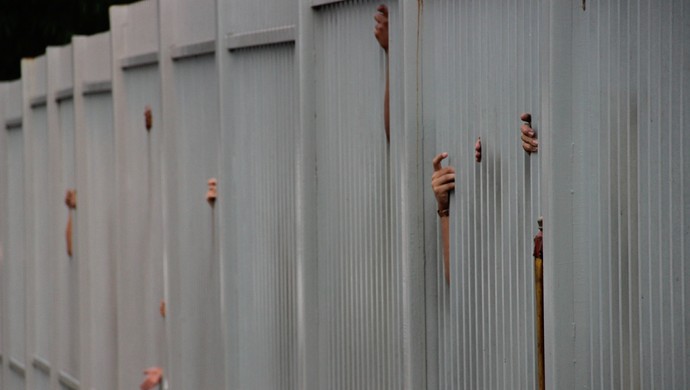 Torcedores foram barrados no portão do Carlos Zamith e não puderam acompanhar treinamento (Foto: Marcos Dantas)