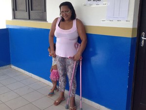 Miriam de Souza foi votar mesmo usando muleta (Foto: Natally Acioli/ G1 BA)