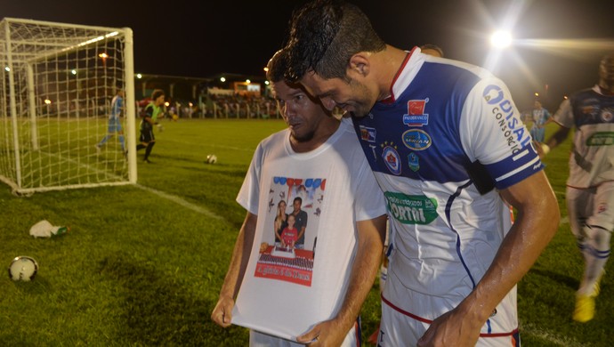 Edilsinho marca os dois gols da vitória do Vilhena diante do Ji-Paraná (Foto: Lauane Sena) Edilsinho marca os dois gols da vitória do Vilhena diante do Ji-Paraná (Foto: Lauane Sena)