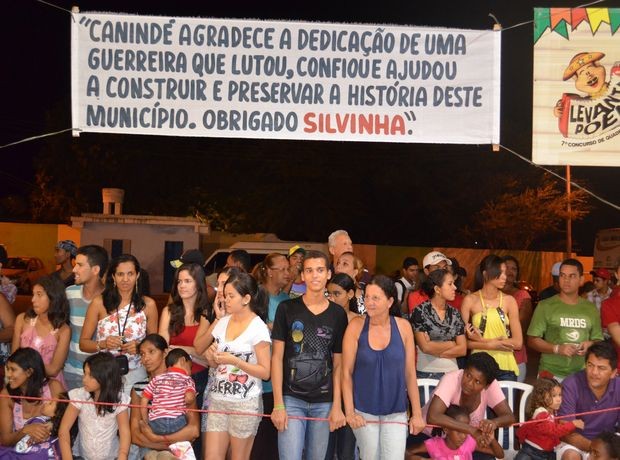 Moradores de Canindé de São Francisco prestam homenagem a Silvinha (Foto: Fredson Navarro / G1 SE)