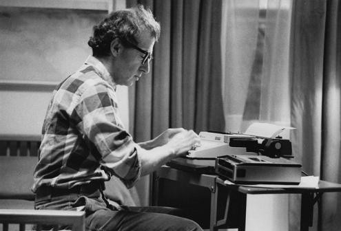 O cineasta Woody Allen ainda mantém o hábito de roteirizar filmes em sua máquina de datilografia. Na fotografia, ele escreve em sua Olympia SM3 (Foto: Reprodução)