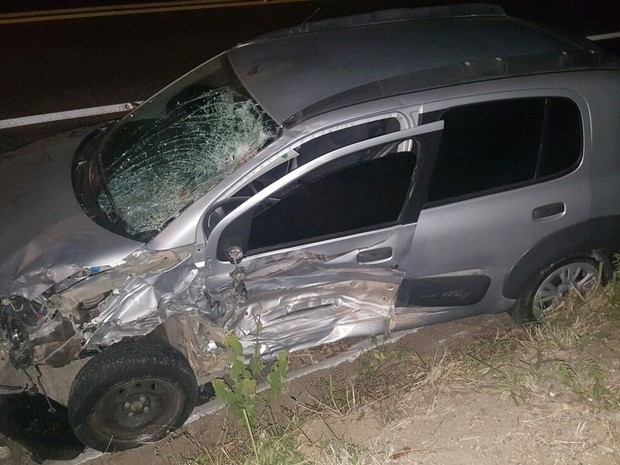 Segundo a PRF, motorista do carro tentou realizar ultrapassagem e provocou acidente (Foto: Divulgação/ PRF)