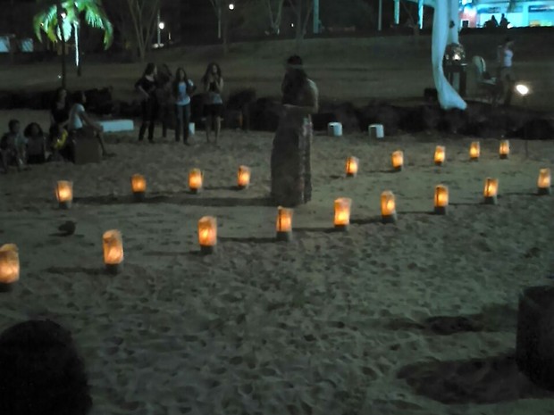 Jovem organizou passarela com corações, nos quais haviam frases escritar para namora ler até chegar ao altar (Foto: Arquivo Pessoal) Jovem organizou passarela com corações, nos quais haviam frases escritar para namora ler até chegar ao altar (Foto: Arquivo Pessoal)