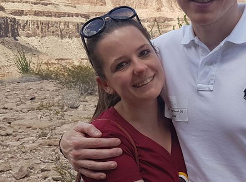 Kelly Brewster, de 32 anos, é uma das vítimas, segundo confirmou um familiar ao jornal 'Daily Mail' (Foto: Reprodução/ Facebook/ Kelly Brewster)