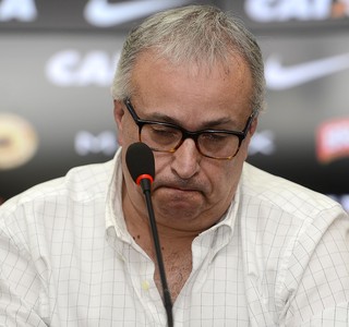 Corinthians sai à caça de reforços, mas prega 