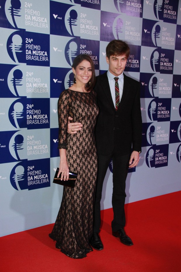 Carol Castro e o namorado no Prêmio da Música Brasileira (Foto: Isac Luz / EGO)