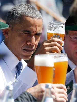 O presidente dos EUA< Barack Obama, faz um brinde com cerveja durante visita à vila de Kruen, na Alemanha (Foto: Markus Schreiber/AP)