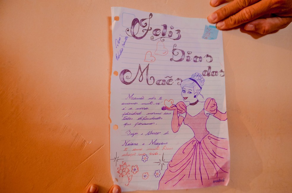 Cartas são produzidas com desenhos e palavras que a presa queria ouvir das filhas  (Foto: Anny Barbosa)