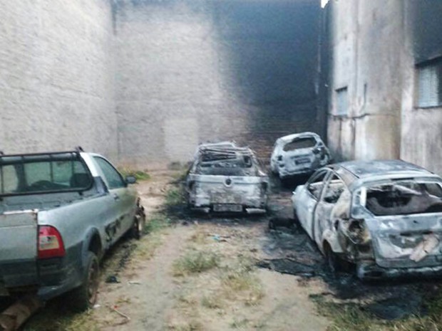 Em Canguaretama, cinco carros foram incendiados no pátio da prefeitura  (Foto: Prefeitura de Canguaretama/Divulgação)