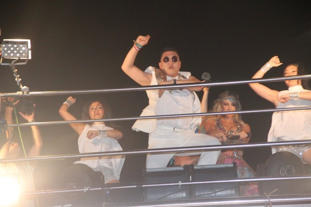 Psy assiste Claudia Leitte no trio (Foto: Dilson Silva / Agnews)