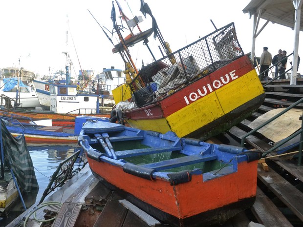 Barcos foram atingidos pelo tsunami em Iquique (Foto: Hector Merida/Reuters)