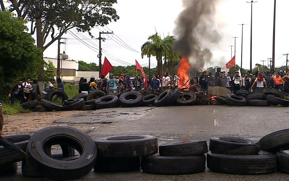 Rodovia Marechal Rondon, em São Cristóvão (SE), foi fechada por manifestantes nos dois sentidos. (Foto: Reprodução/TV Sergipe)