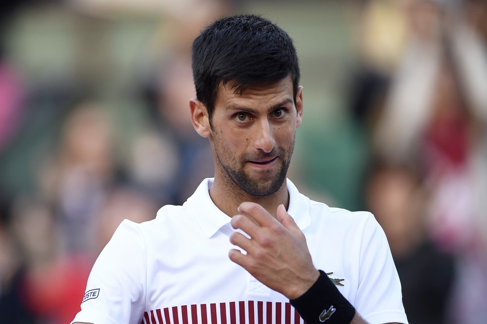 Djokovic conseguiu fechar jogo a tempo e enfrentará Dominic Thiem por semifinal em Roland Garros (Foto: Eric FEFERBERG / AFP)