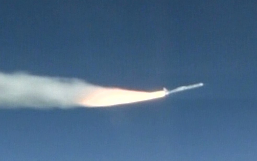  Imagem mostra foguete Pegasus XL, que foi lançado a partir de aeronave Stargazer a 12 mil metros de altitude sobre o oceano Atlântico   (Foto: NASA TV)