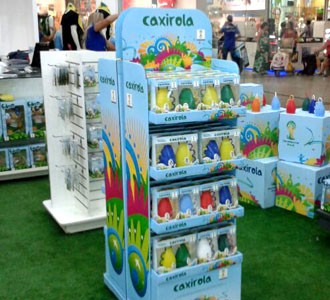 Caxirola é oferecida em versões para os 32 países participantes da Copa (Foto: Divulgação)