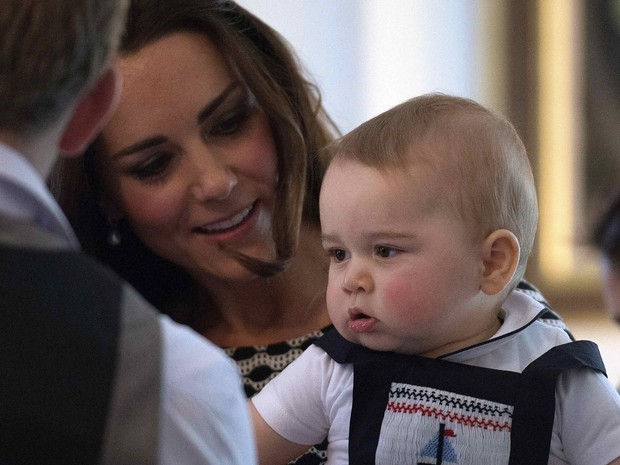 Kate Middleton com o filho, George, em Wellington, na Nova Zelândia (Foto: Marty Melville/ Reuters)
