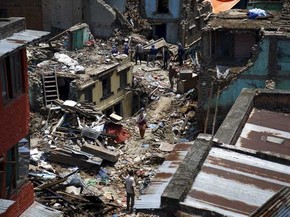 Pessoas caminham em meio a destroços após novo terremoto em Sankhu, no Nepal. (Foto: Navesh Chitrakar / Reuters)